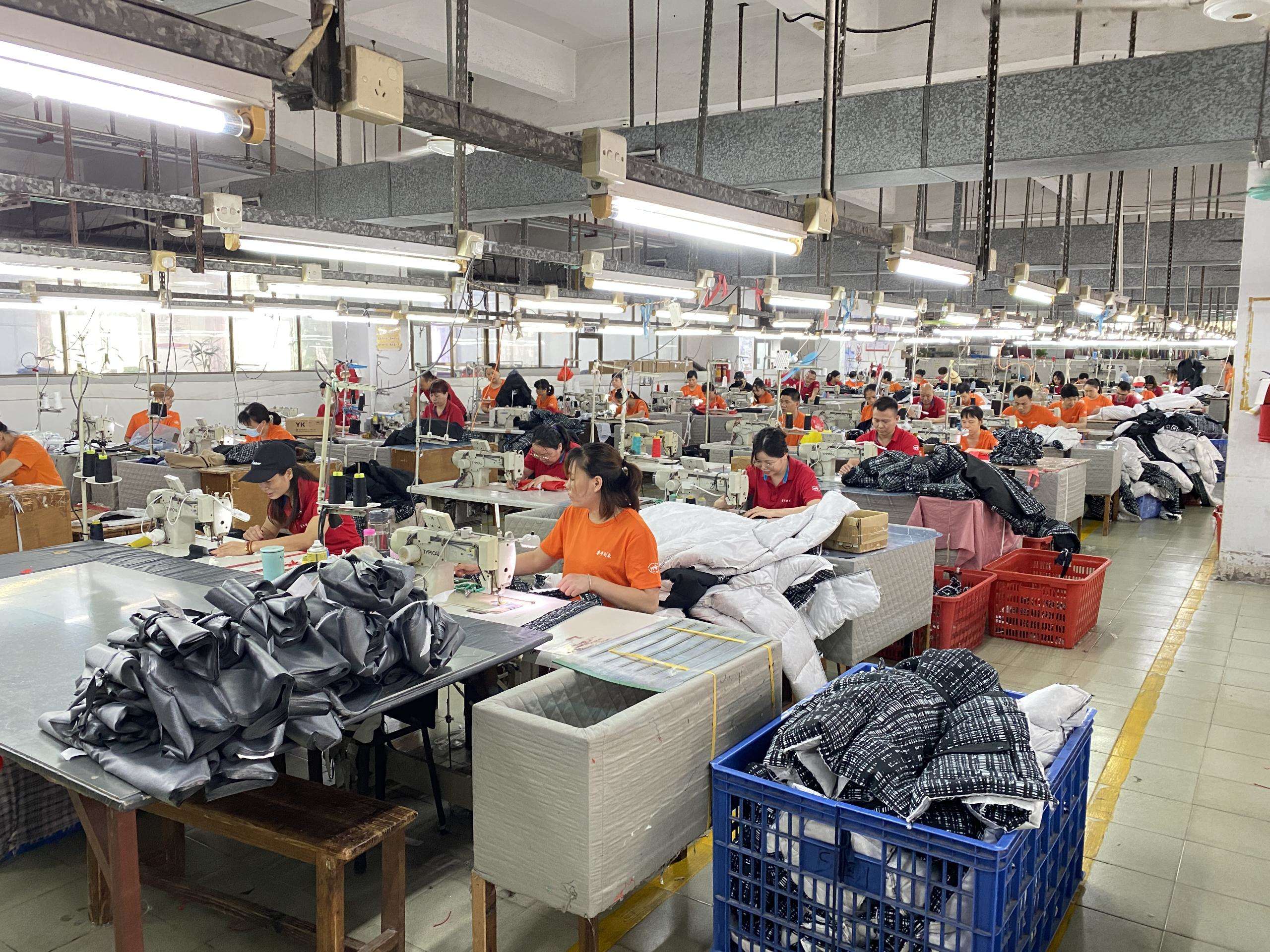 沖鋒衣生產(chǎn)車間1